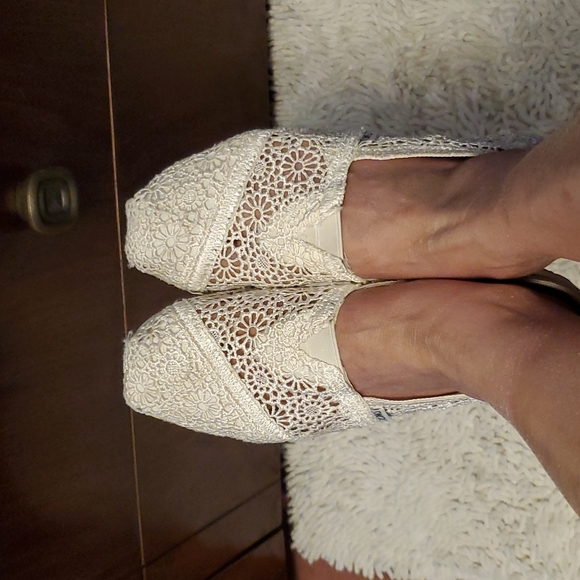 2 pairs TOMS  shoes , size 8 - Picture 5 of 9